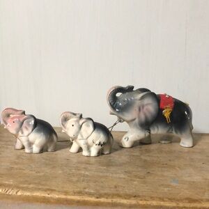 Vintage Elephant Mama & Babies Chained Figurines Trunk Up